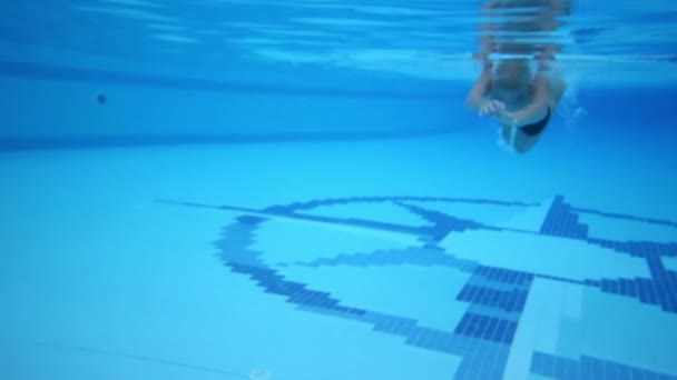 Garçon en lunettes de natation nage — Video