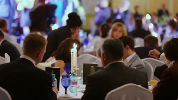 Les gens s'assoient au banquet pendant la cérémonie — Video