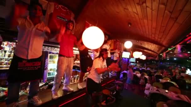 Bartendrar dansa på baren på natten i restaurang — Stockvideo