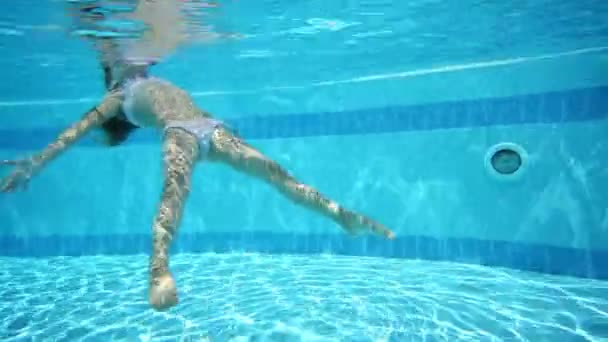 Podwodne widoki do mała dziewczynka nad powrotem — Wideo stockowe