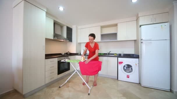 Linda dona de casa descalça roupa de engomar — Vídeo de Stock