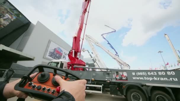 Man holds control unit of crane — Stock Video