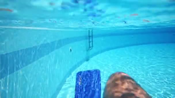 Jambes masculines de natation en palmes bleues — Video