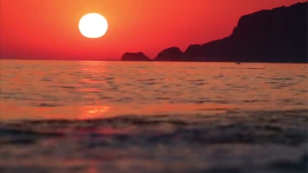 Avond bij zee, rode zonsondergang — Stockvideo