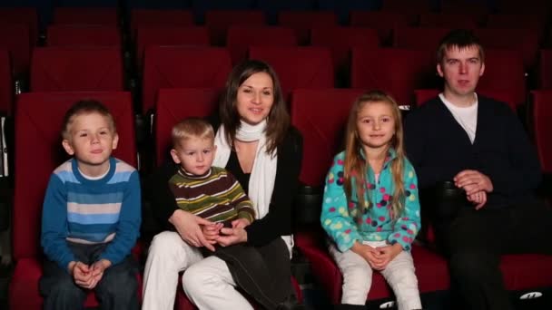 Сім'я сидить у кінотеатрі — стокове відео