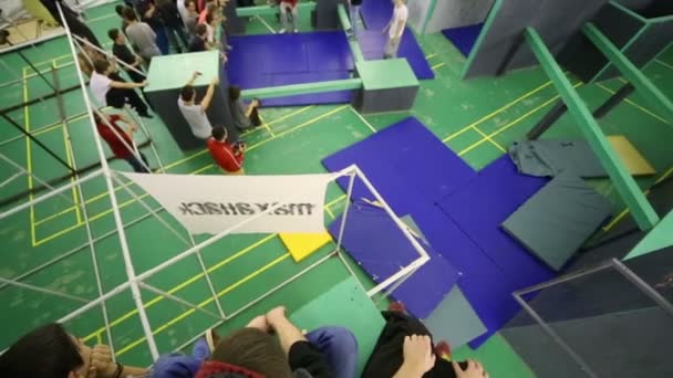 Parkour park aan de Russische Staatsuniversiteit — Stockvideo