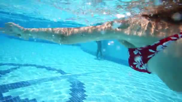 Подводный вид на купающуюся красавицу — стоковое видео