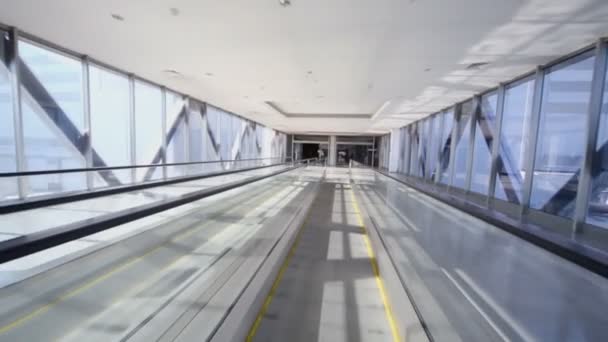 Tunnel di passaggio vuoto con viaggiatore — Video Stock