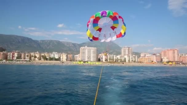 El hombre vuela sobre el mar — Vídeo de stock