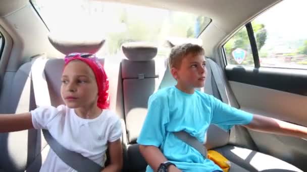 Дети сидят пристегнутые ремнями безопасности — стоковое видео