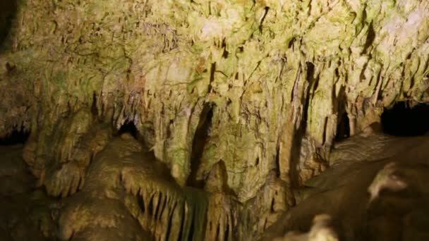 Formaciones de estalactitas en cueva subterránea — Vídeo de stock