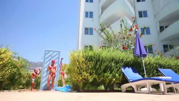 Madre e hija en la ducha de playa — Vídeo de stock