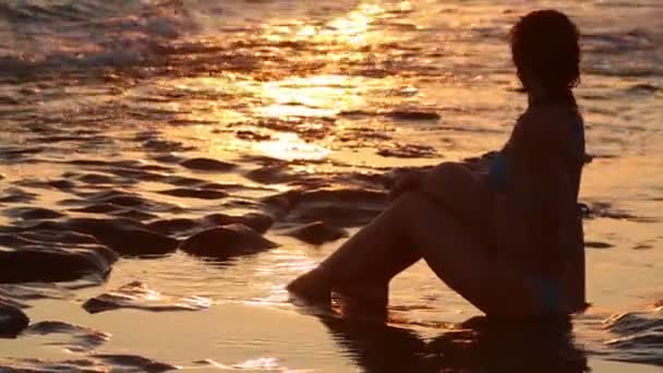 Coucher de soleil, femme assise sur le sable — Video