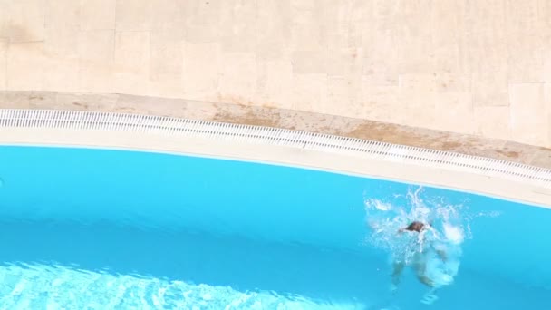 Маленькая девочка прыгает в бассейн — стоковое видео