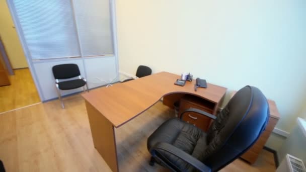 Intérieur du petit bureau vide 