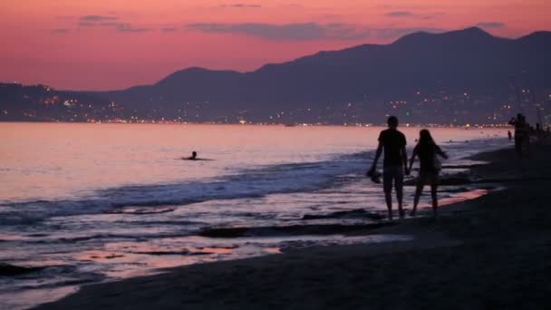 Young couple walks holding hands — Stock Video