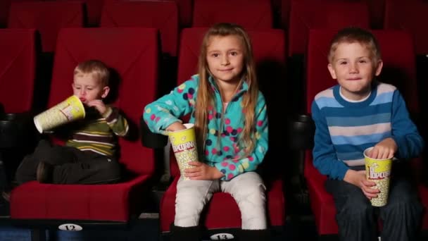 Niños con palomitas viendo películas — Vídeo de stock