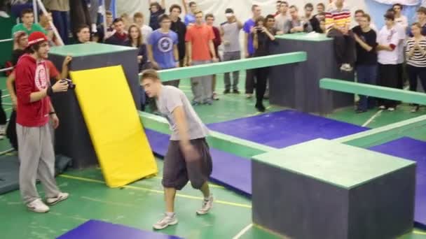 Man runs obstacles at competitions — Stock Video