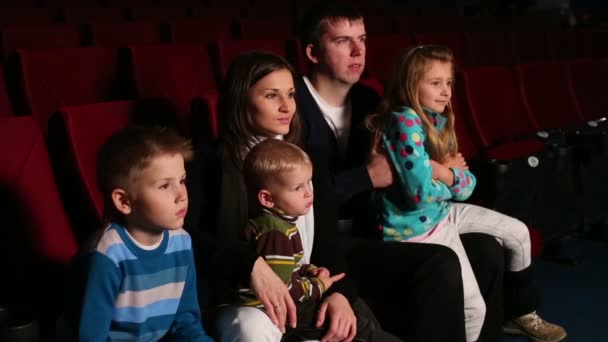 Föräldrar med tre barn tittar på film — Stockvideo