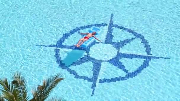 Fiú úszik a medence felfújható matrac — Stock videók