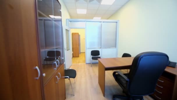 Interiér malé prázdné kanceláře