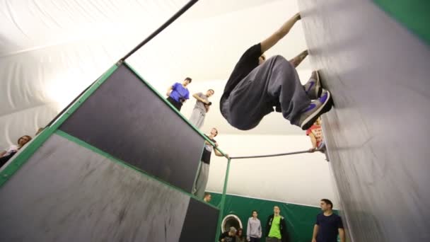 Jeune homme sautant d'un mur à l'autre — Video