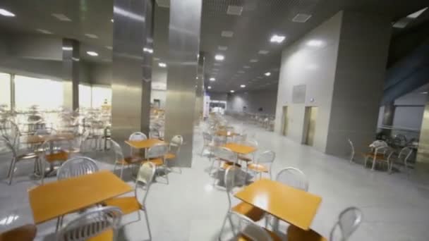 Grand café vide avec tables — Video