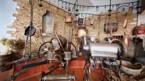 Samenstelling van brouwerij spullen in museum — Stockvideo