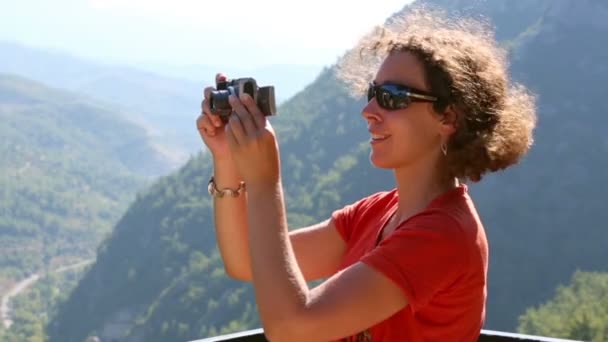 Girl skott panorama över bergen — Stockvideo