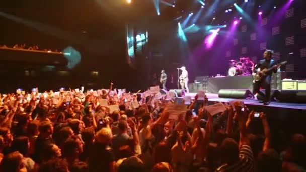 Spectators at concert of DAUGHTRY group — Stock Video