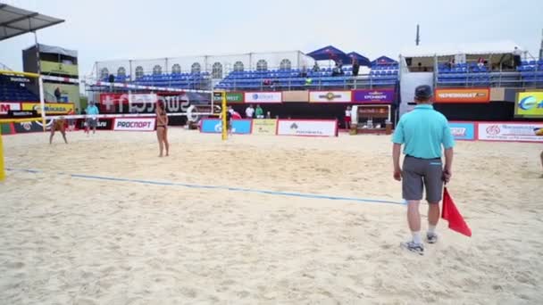 Servicio en partido de voleibol playa — Vídeos de Stock