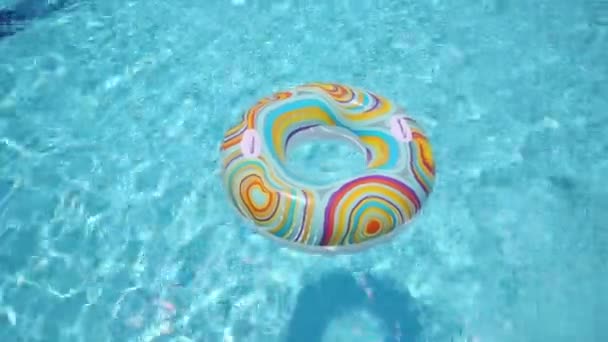 Garçon a sauté dans la piscine — Video