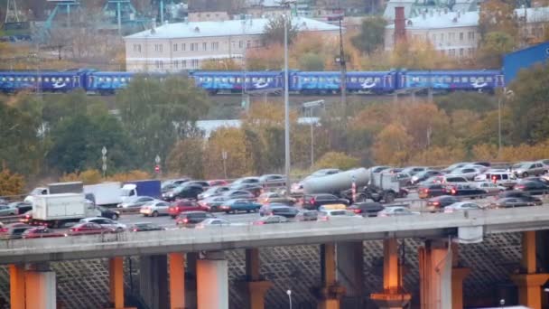 Carros dirigindo sobre ponte — Vídeo de Stock