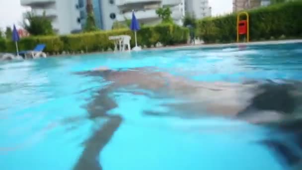 Junge in Schwimmbrille schwimmt — Stockvideo