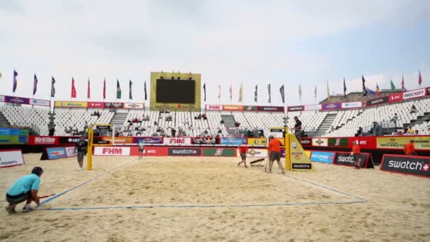 As pessoas preparam o campo de vôlei de praia — Vídeo de Stock