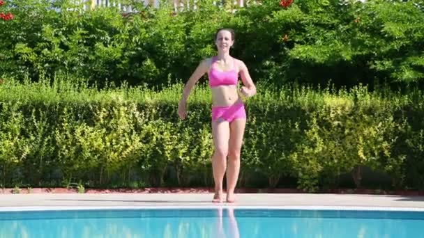 Jeune belle femme fait des exercices — Video