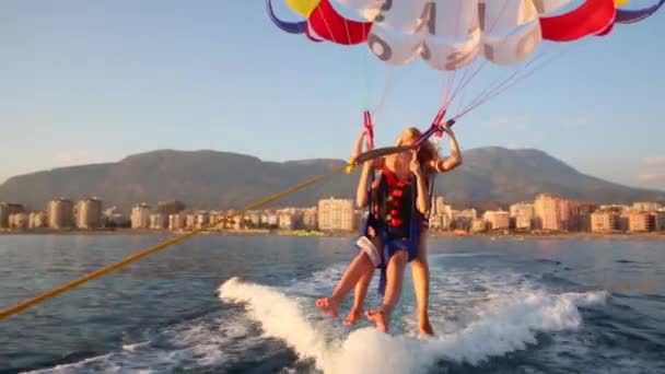 Glückliche Frau und Junge fliegen auf Segelflugzeug — Stockvideo