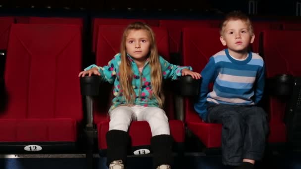 Menino e menina assistindo comédia — Vídeo de Stock