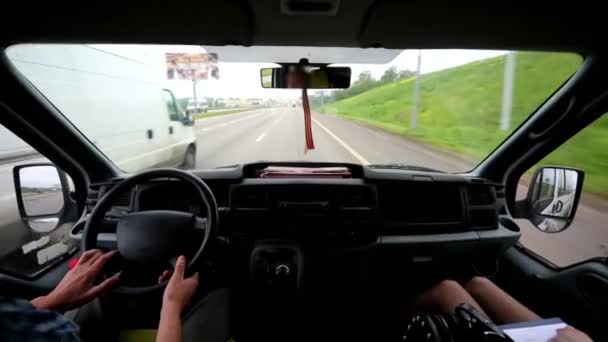 Мужчина и женщина едут в машине — стоковое видео