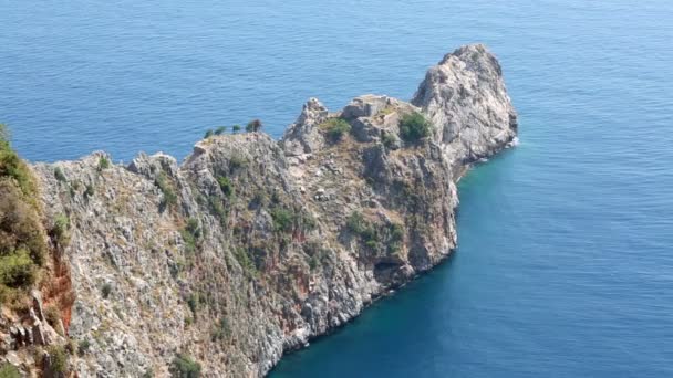 突出する岩の岬の海の絵 — ストック動画