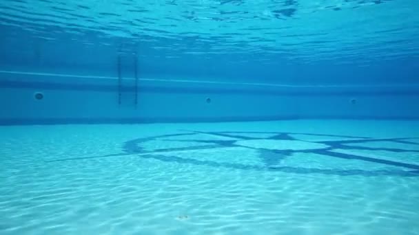 Bajo el agua vista en la piscina azul — Vídeo de stock