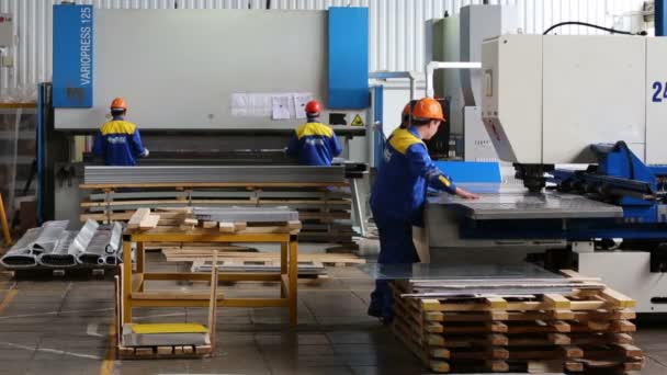 Trabajadores en taller en planta — Vídeos de Stock