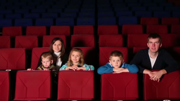 Familjen tillsammans i cinema — Stockvideo