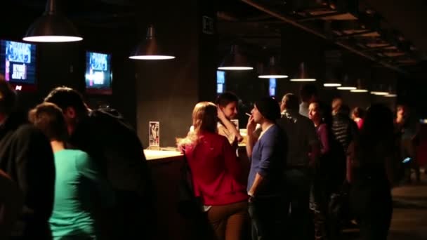 La gente bebe y fuma cerca del bar — Vídeo de stock