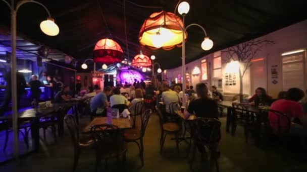 La gente se sienta en el café-club Gogol — Vídeo de stock