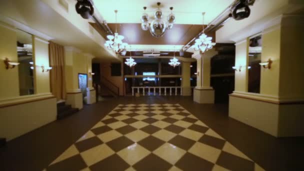 Hall med rutiga golvet inempty restaurang — Stockvideo