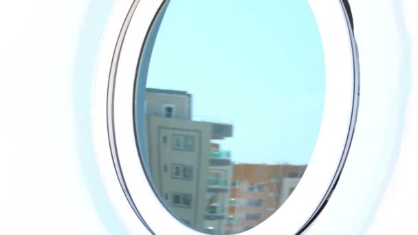 Mutter und Tochter schauen aus dem Fenster — Stockvideo