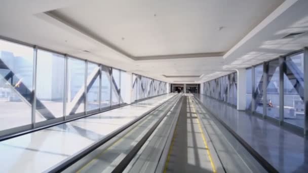 Tunnel de passage vide avec voyageur — Video