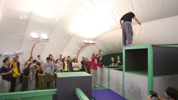 Junger Mann vollführt Sprung aus der Höhe — Stockvideo