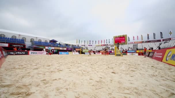Пляжный волейбол во время турнира — стоковое видео